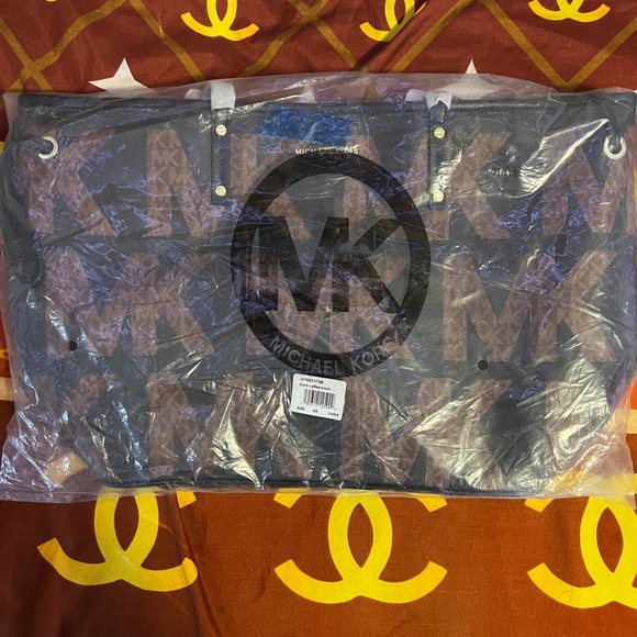 Totes/purse/bags - Picture 10 of 10